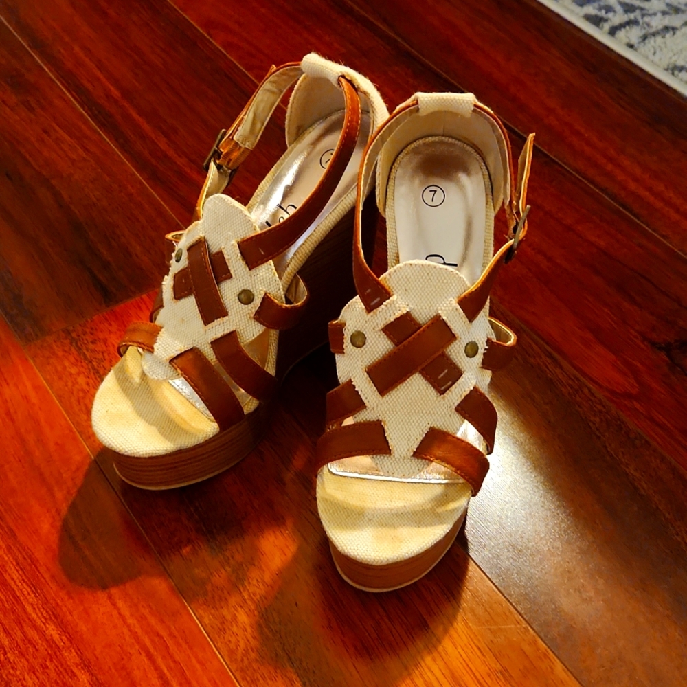 Deb Size 7 platform sandals